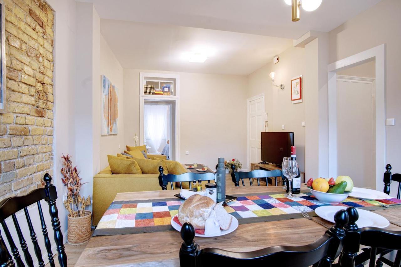 Cheerful In The Heart Of Corfu Old Town *